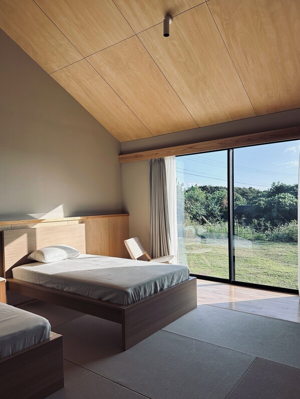 Escritorio, espacio para trabajar con laptop y wifi gratis 