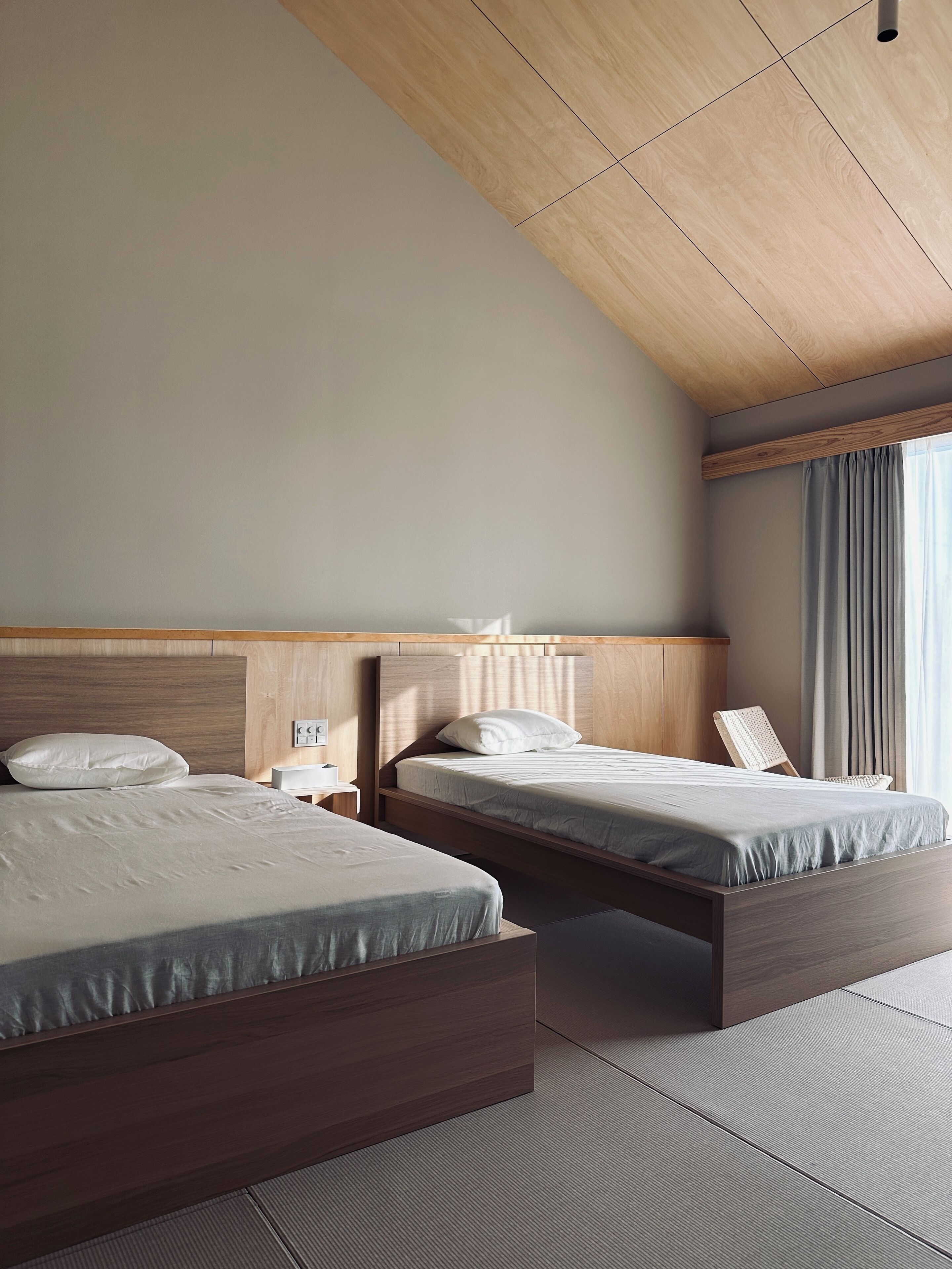 Escritorio, espacio para trabajar con laptop y wifi gratis 