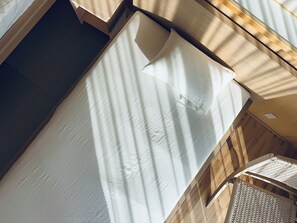 Schreibtisch, laptopgeeigneter Arbeitsplatz, kostenloses WLAN