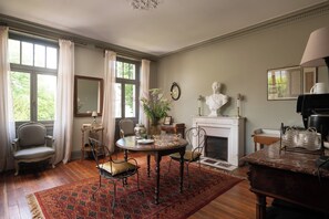 TV connectée de 48 pouces avec chaînes numériques, services de streaming