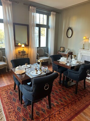 Petit déjeuner complet (15 EUR par personne)