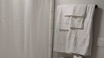 Secadora de cabello, toallas, papel de baño