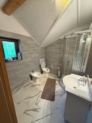 SĂšche-cheveux, bidet, serviettes fournies, savon