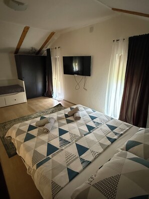 3 bedrooms, in-room safe, iron/ironing board, free WiFi
