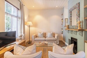 Smart TV, books - Delightful cottage in the middle of De Waterkant with all the comforts. (Cape Town)