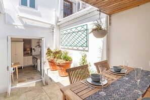 Outdoor dining - Delightful cottage in the middle of De Waterkant with all the comforts. (Cape Town)