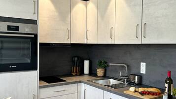 Réfrigérateur, micro-ondes, four, plaque de cuisson