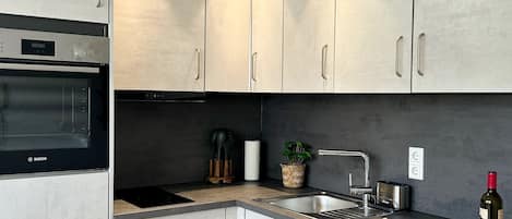 Réfrigérateur, micro-ondes, four, plaque de cuisson