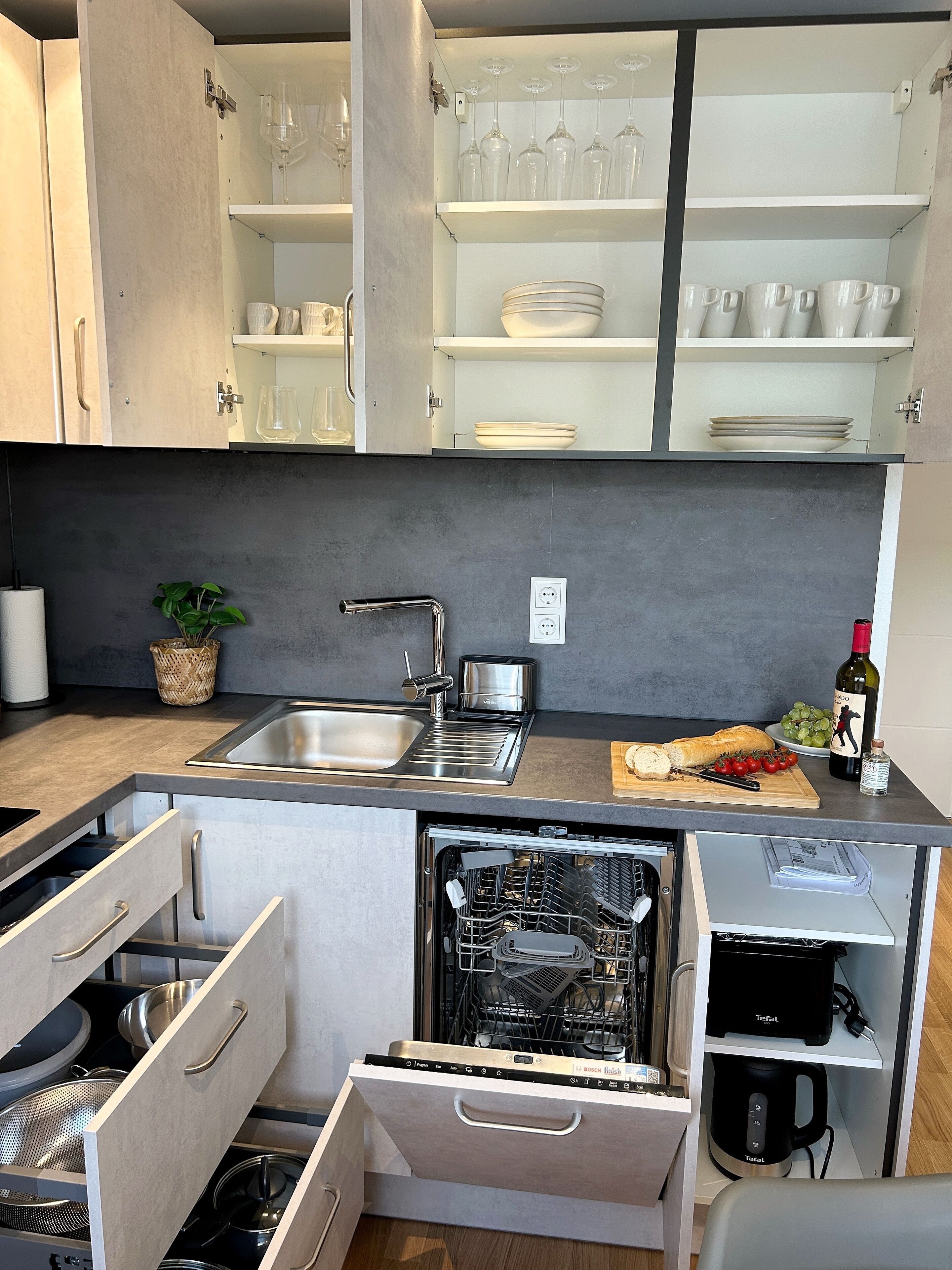 Réfrigérateur, micro-ondes, four, plaque de cuisson