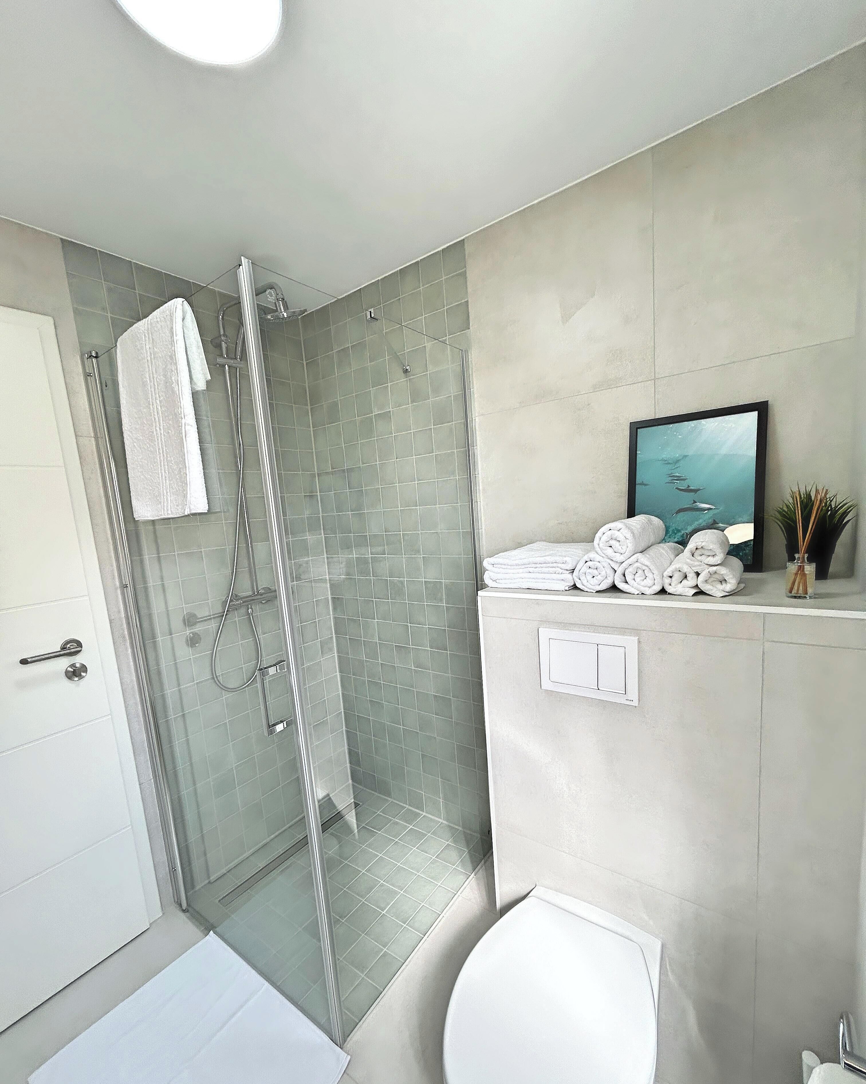 Dusche, kostenlose Toilettenartikel, Haartrockner, Handtücher