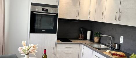 Kühlschrank, Mikrowelle, Ofen, Herdplatte