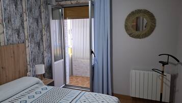 1 dormitori, planxa i posts de planxar, Internet i roba de llit