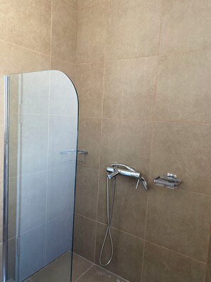 Hair dryer, towels, soap, toilet paper - Studio on Ermou street with Acropolis View balcony (Athina)