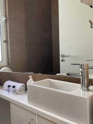 Hair dryer, towels, soap, toilet paper - Studio on Ermou street with Acropolis View balcony (Athina)