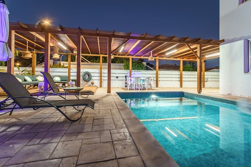 Black Swan Villa – Elegant 2-Bedroom Beach House in Pervolia