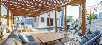 Black Swan Villa – Elegant 2-Bedroom Beach House in Pervolia