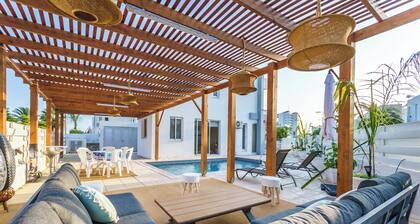 Black Swan Villa â Elegant 2-Bedroom Beach House in Pervolia