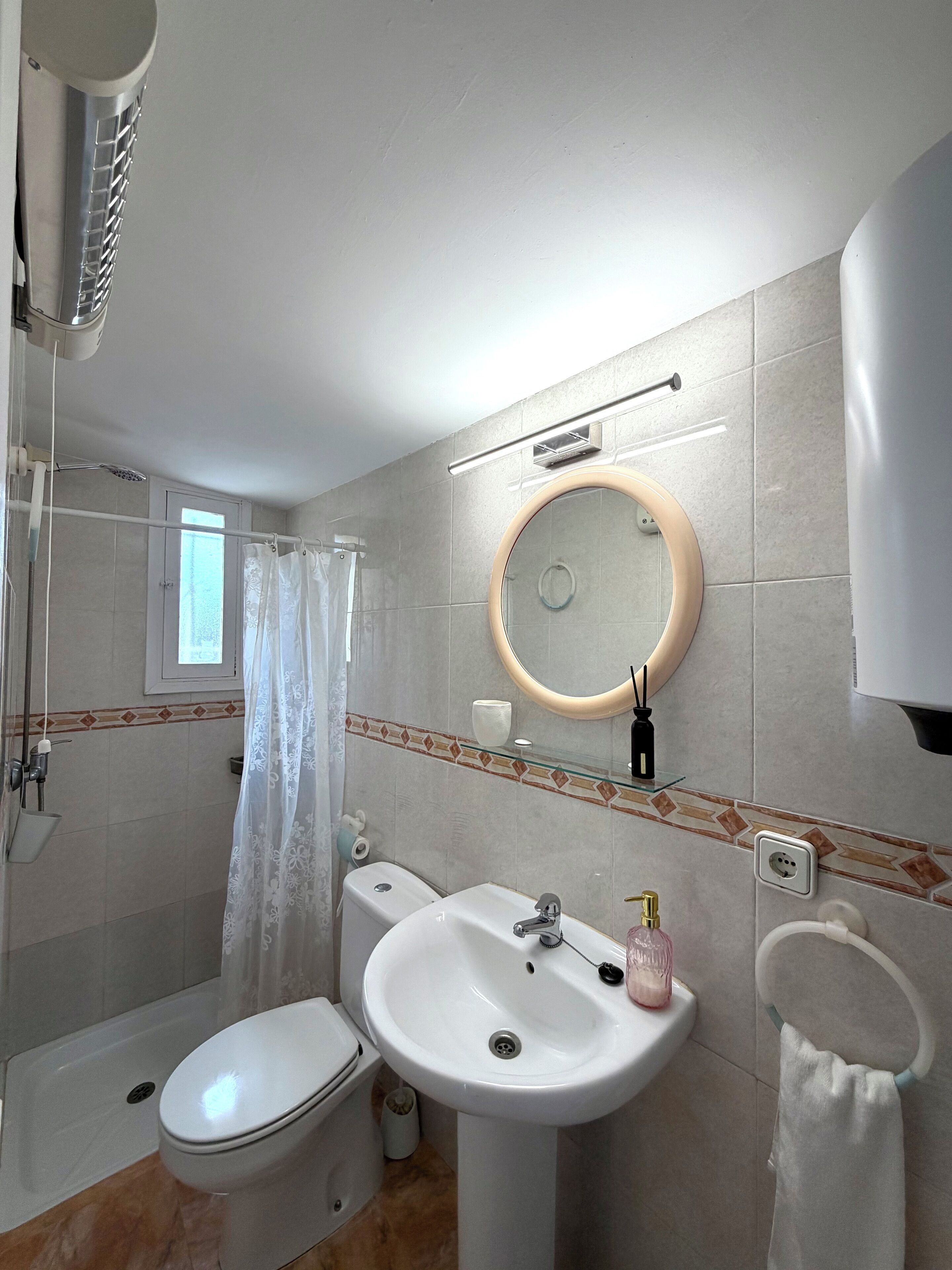 Sèche-cheveux, serviettes fournies, savon, papier toilette