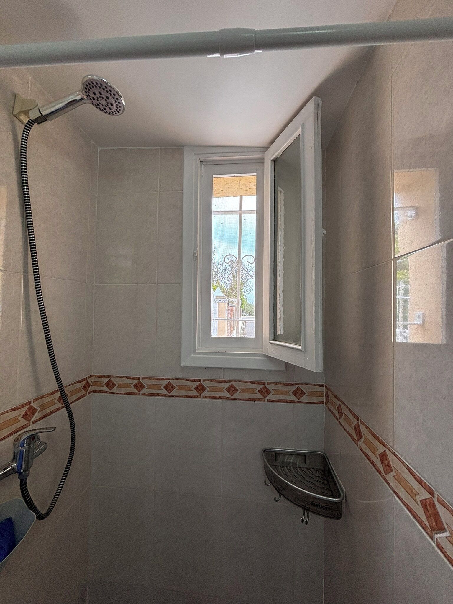 Sèche-cheveux, serviettes fournies, savon, papier toilette