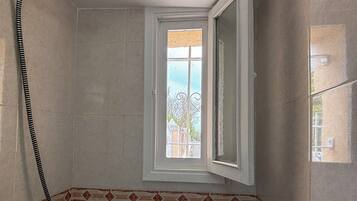 SĂšche-cheveux, serviettes fournies, savon, papier toilette