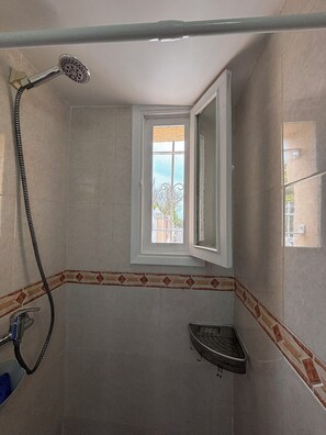 Een haardroger, handdoeken, zeep, toiletpapier