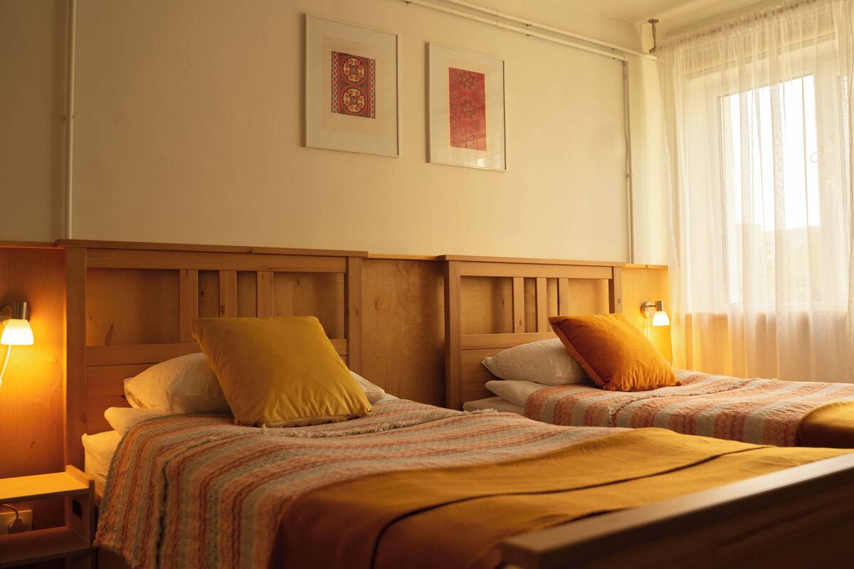 Zweibettzimmer, Stadtblick | Zimmersafe, Verdunkelungsvorhänge, schallisolierte Zimmer