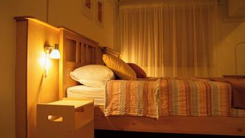 Tomannsrom, byutsikt | Safe på rommet, blendingsgardiner, lydisolert og strykejern/-brett