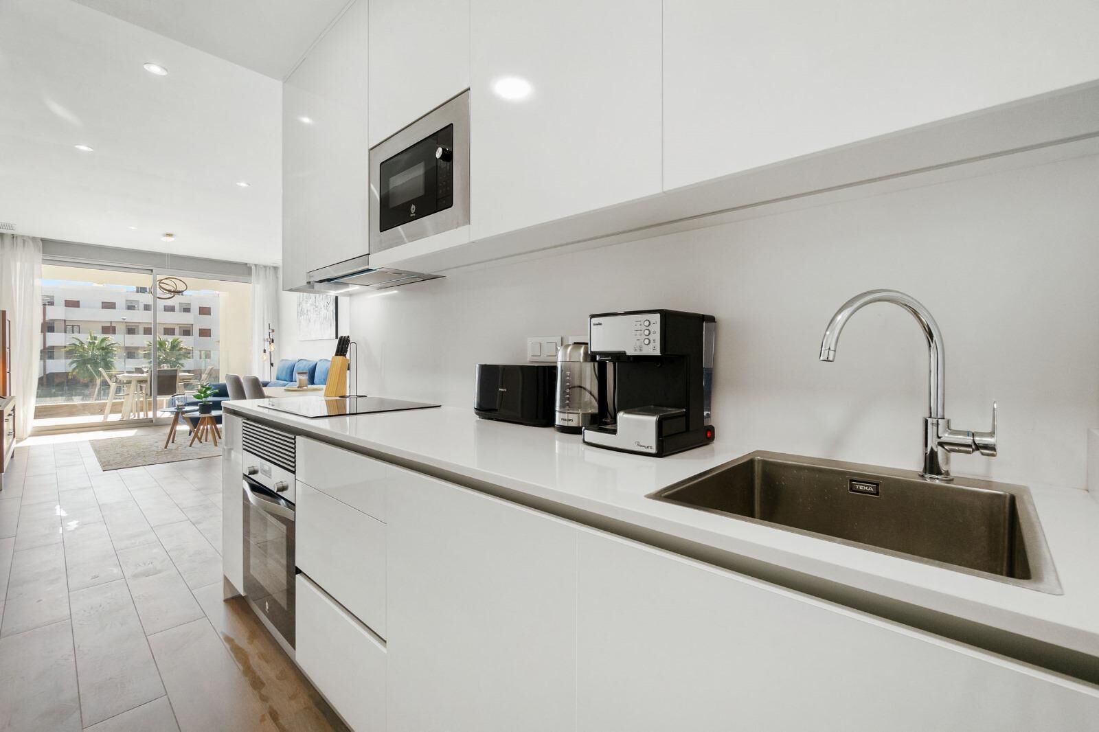 Frigorífico, microondas, horno y lavavajillas