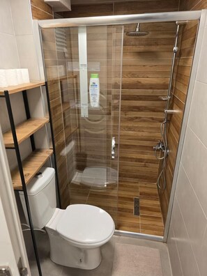 Lejlighed - ikke-ryger - balkon | Badeværelse | Bruser, gratis toiletartikler, hårtørrer, håndklæder