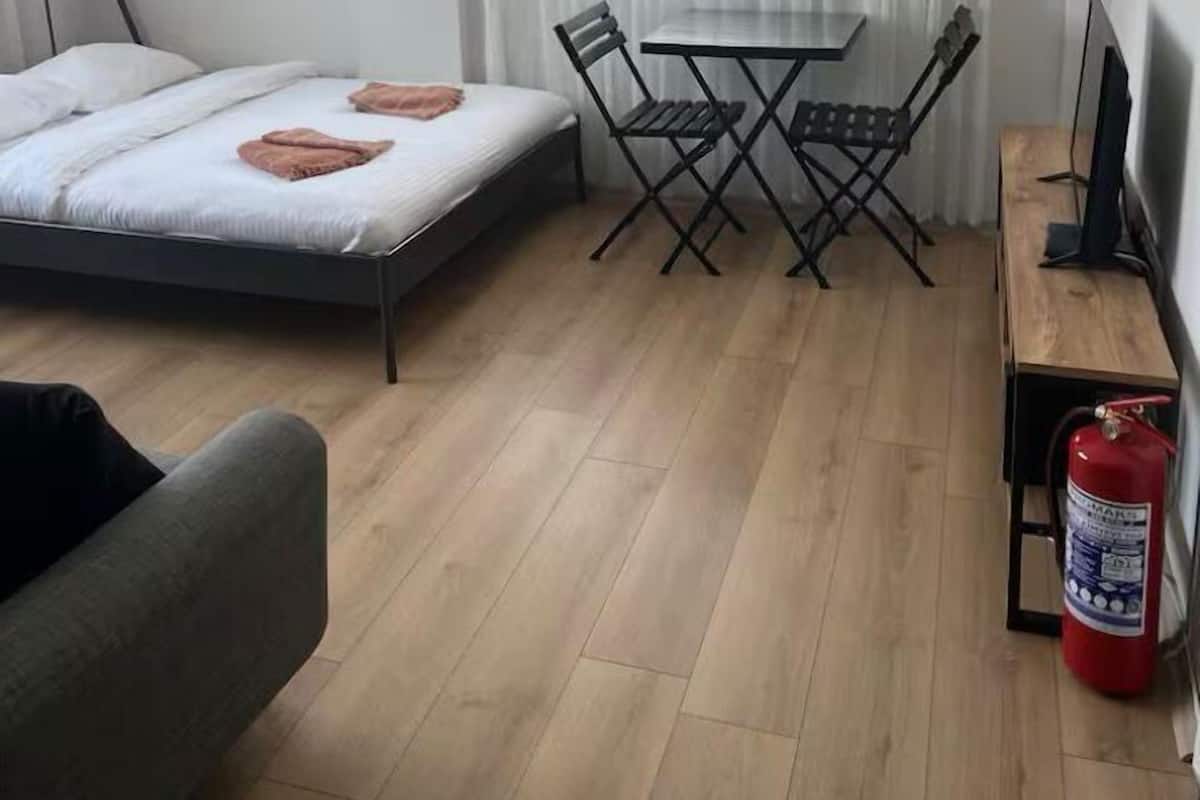 Espacio para trabajar con laptop y sistema de insonorización