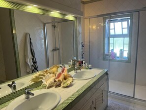 Toallas, jabón, papel de baño 