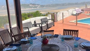 Ein Essbereich mit Blick auf Strand und Meer.