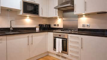 Apartment, Non Smoking, Kitchen | Private kitchen