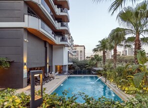 حمّام سباحة خارجي