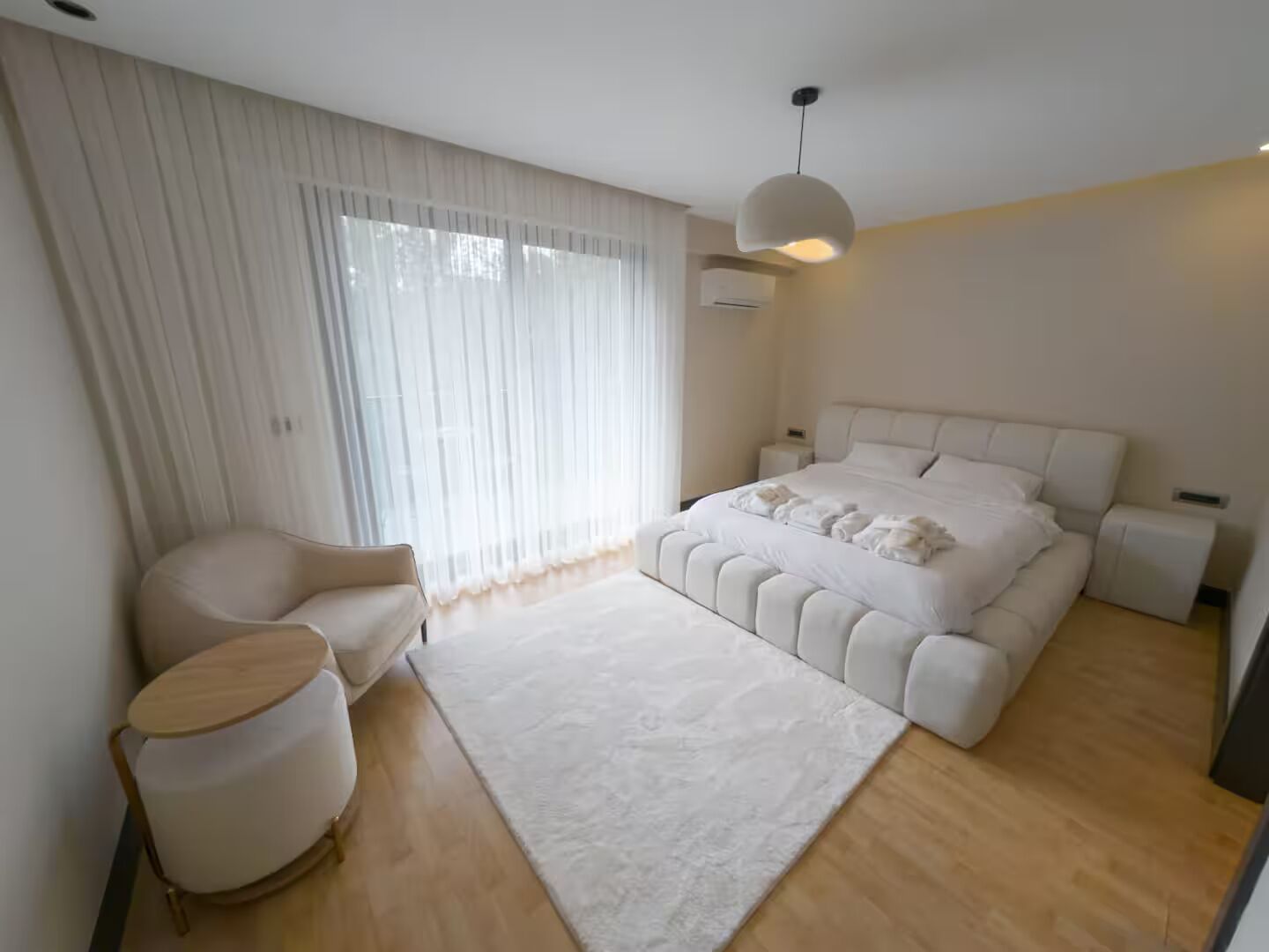 Hypo-allergenic bedding, minibar, desk, laptop workspace