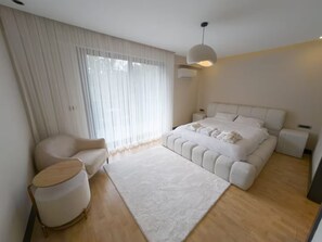 Family Condo, 3 Bedrooms, Kitchen, City View | Hypo-allergenic bedding, minibar, desk, laptop workspace