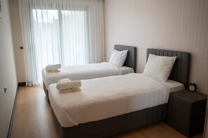 مكتب ومساحة عمل للكمبيوتر المحمول ومكواة/لوح كي وواي فاي مجانًا