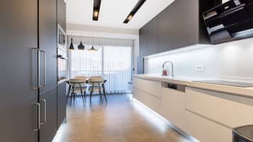 Family Condo, 3 Bedrooms, Kitchen, City View | Private kitchen | Fridge, microwave, oven, stovetop