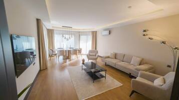 Family Condo, 3 Bedrooms, Kitchen, City View | Living area