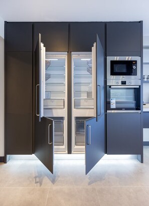 家庭公寓客房, 3 間臥室, 廚房, 城市景 | 私人廚房 | 雪櫃、微波爐、焗爐、爐具