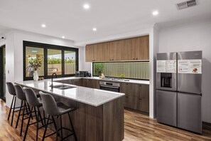 Fridge, microwave, oven, stovetop - Spacious Family Coastal Retreat, 4BR, BBQ (Dunsborough)