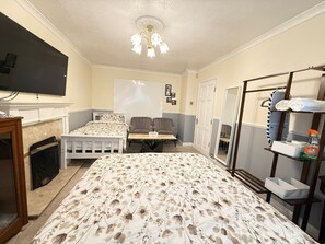 Deluxe háromágyas szoba, kilátással az öbölre | Vasaló/vasalódeszka és ingyenes wifi