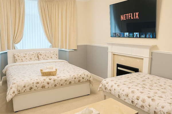 Quarto triplo luxo, vista para a baía | Ferros/tábuas de passar roupa, Wi-Fi de cortesia