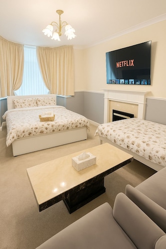 The RS Inn Cozy Homestay Premium Private Rooms Near Birmingham International Train Station, Airport, NEC For Company, Contractor and Leisure Stays - HS2, JLR Large Onsite Secure Parking