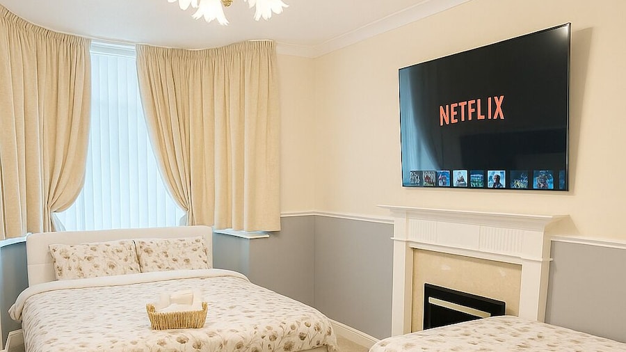 The RS Inn Cozy Homestay Premium Private Rooms Near Birmingham International Train Station, Airport, NEC For Company, Contractor and Leisure Stays - HS2, JLR Large Onsite Secure Parking