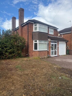 Front of property - The RS Inn Cozy Homestay Premium Private Rooms Near Birmingham International Train Station, Airport, NEC For Company, Contractor and Leisure Stays - HS2, JLR Large Onsite Secure Parking (Birmingham)