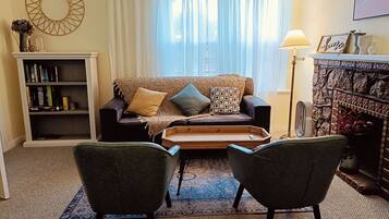 Een televisie en boeken