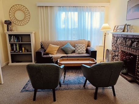 TV, books. My River Retreat|Peaceful Murray River Escape