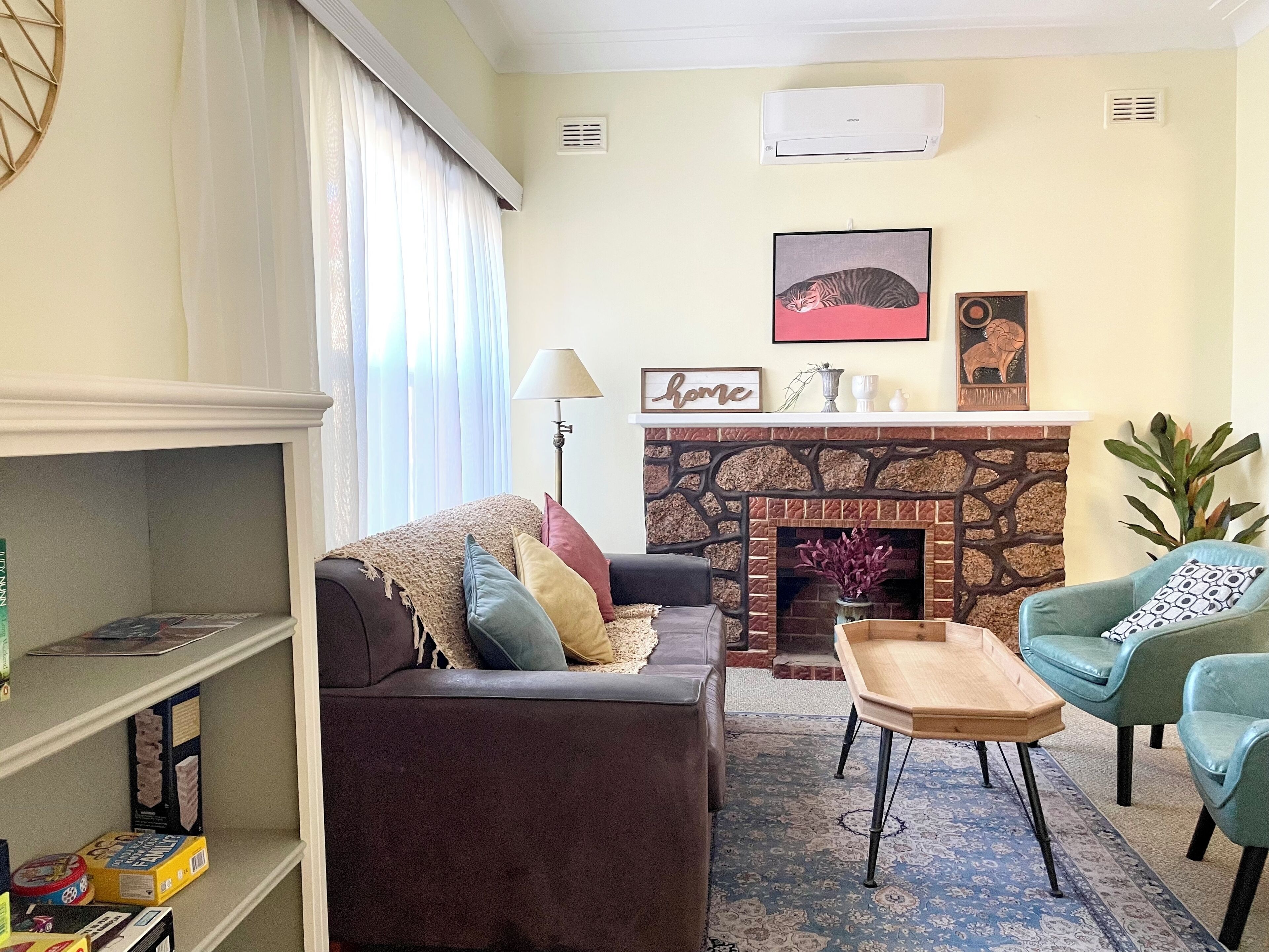 Una televisión, libros