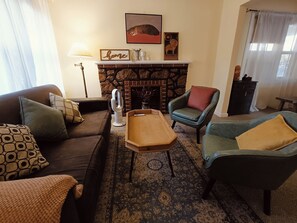 Een televisie en boeken